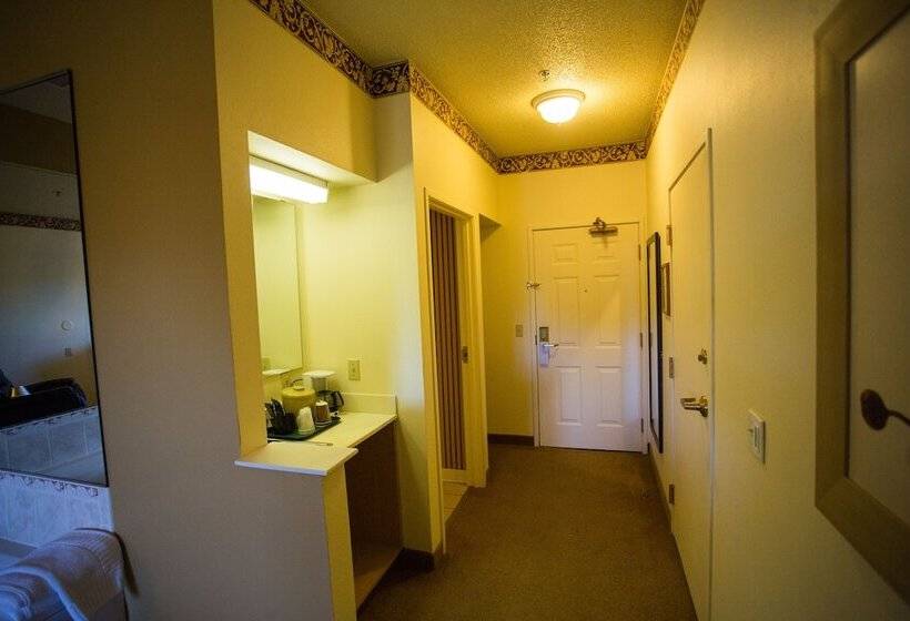 هتل Chisholm Inn & Suites