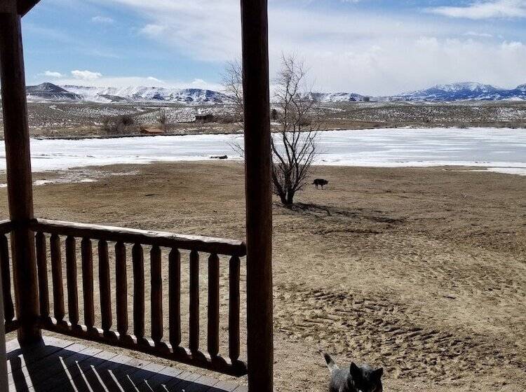 بنسيون Monster Lake Ranch