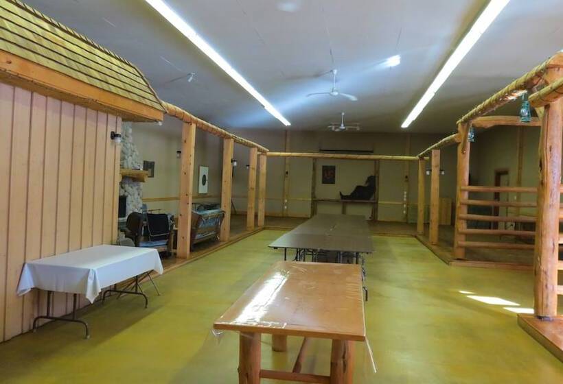 فندق Lazy M Lodge