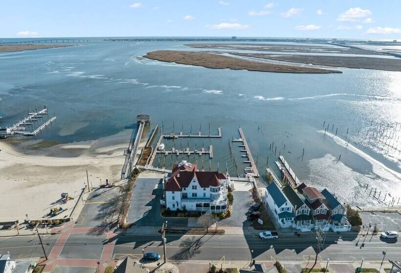 Отель Tavern On The Bay Resort