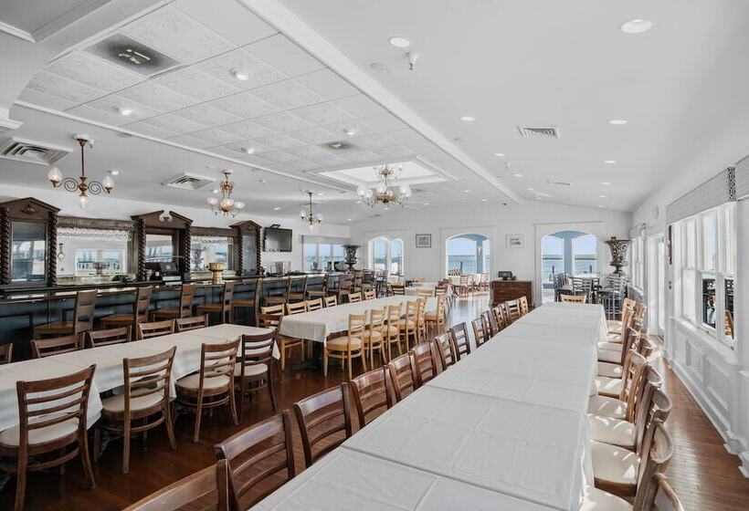 Отель Tavern On The Bay Resort