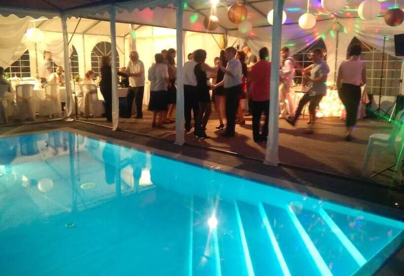 فندق فئة نجمة واحدة Aranyhordó Panzió étterem és Pizzéria