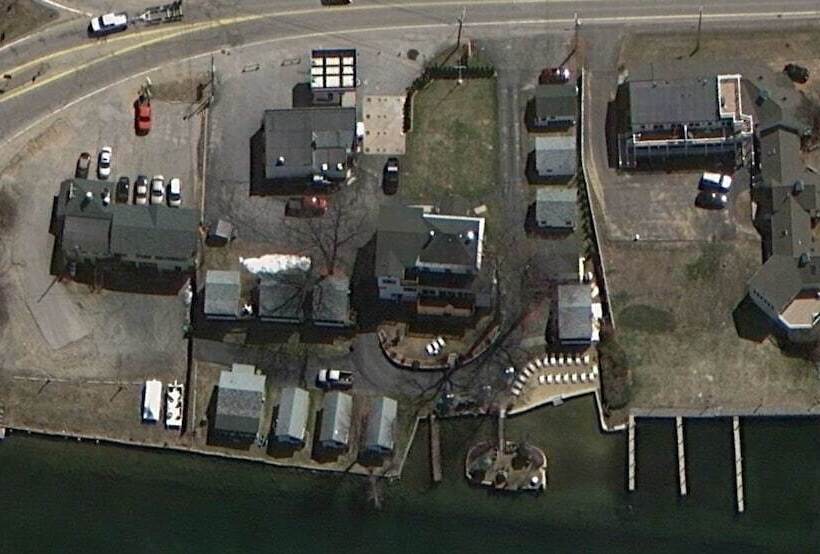 هتل Channel Watefront Cottages