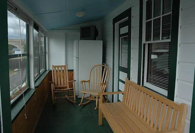 هتل Channel Watefront Cottages