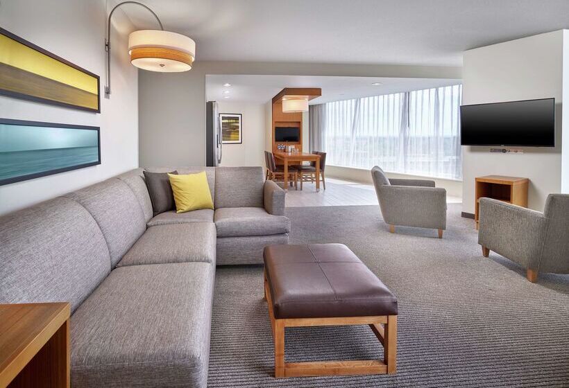 בית מלון כפרי Doubletree By Hilton Edmonton Downtown