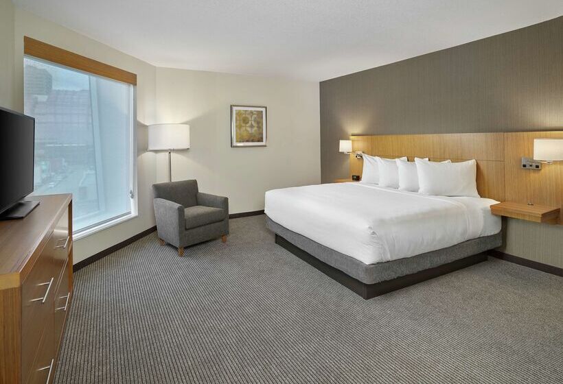 בית מלון כפרי Doubletree By Hilton Edmonton Downtown