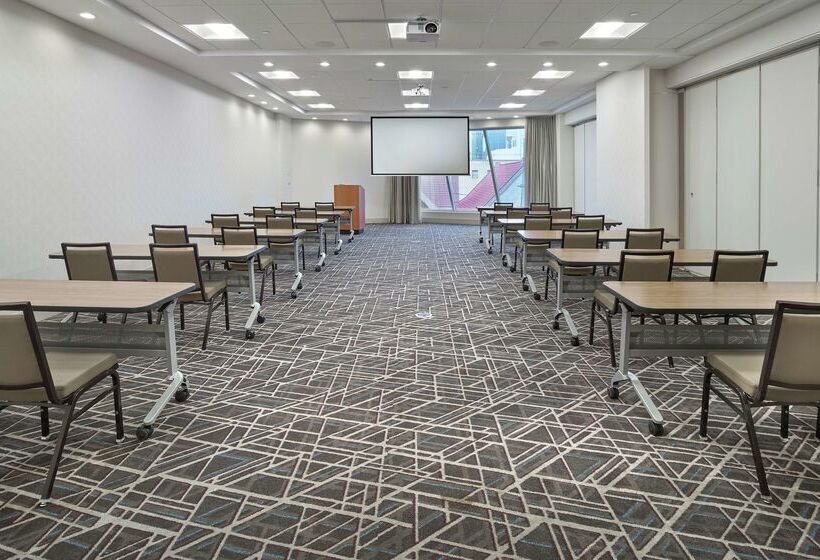 בית מלון כפרי Doubletree By Hilton Edmonton Downtown