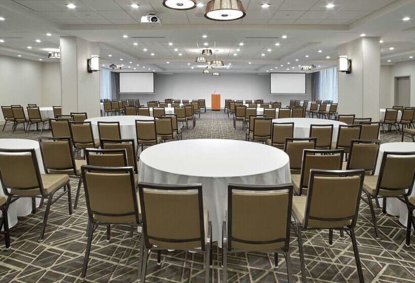 בית מלון כפרי Doubletree By Hilton Edmonton Downtown