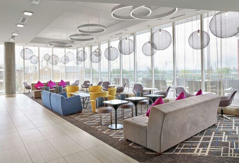 בית מלון כפרי Doubletree By Hilton Edmonton Downtown