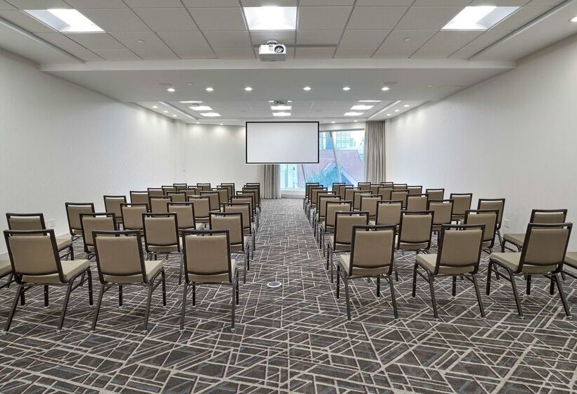 בית מלון כפרי Doubletree By Hilton Edmonton Downtown