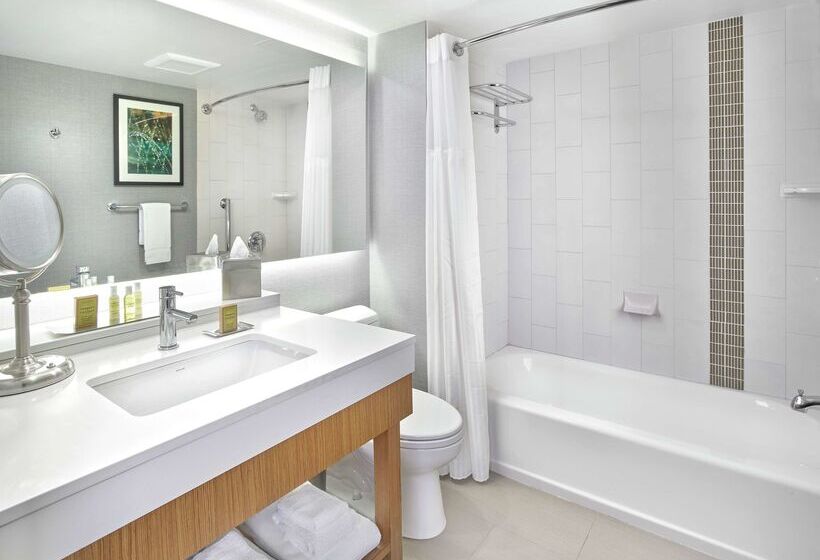 בית מלון כפרי Doubletree By Hilton Edmonton Downtown