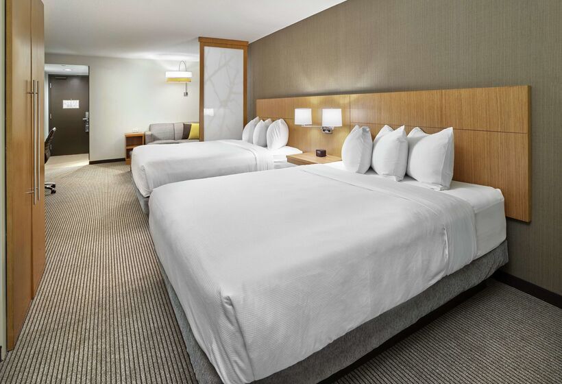 בית מלון כפרי Doubletree By Hilton Edmonton Downtown