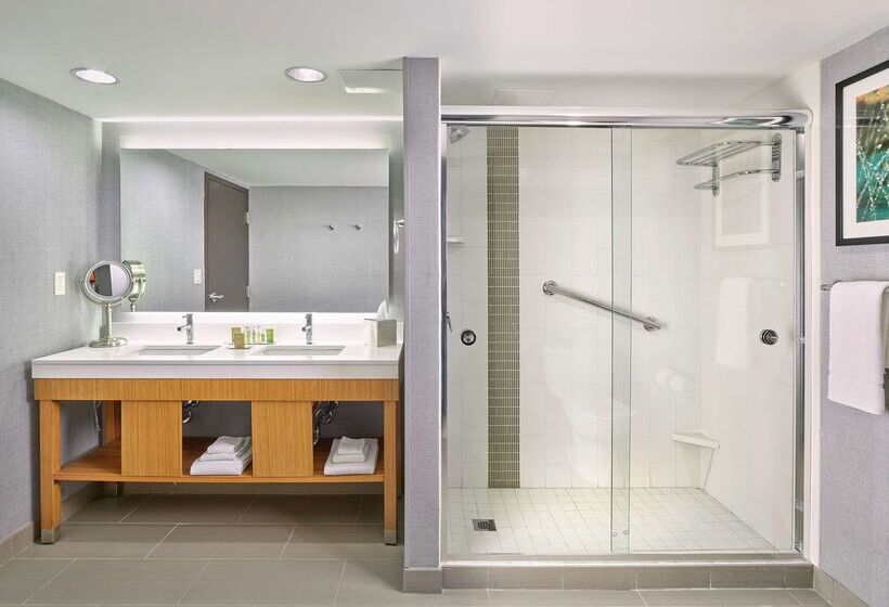 בית מלון כפרי Doubletree By Hilton Edmonton Downtown