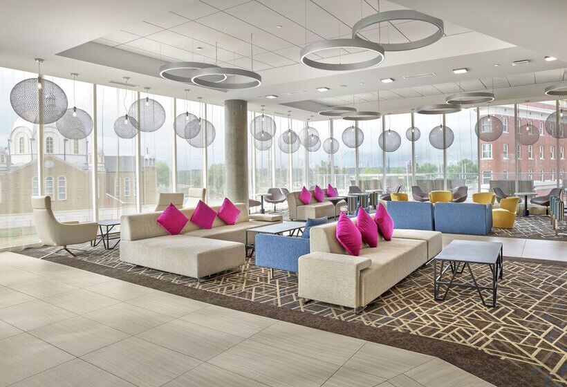בית מלון כפרי Doubletree By Hilton Edmonton Downtown