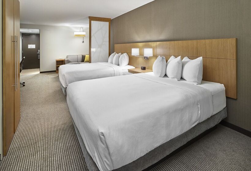 בית מלון כפרי Doubletree By Hilton Edmonton Downtown
