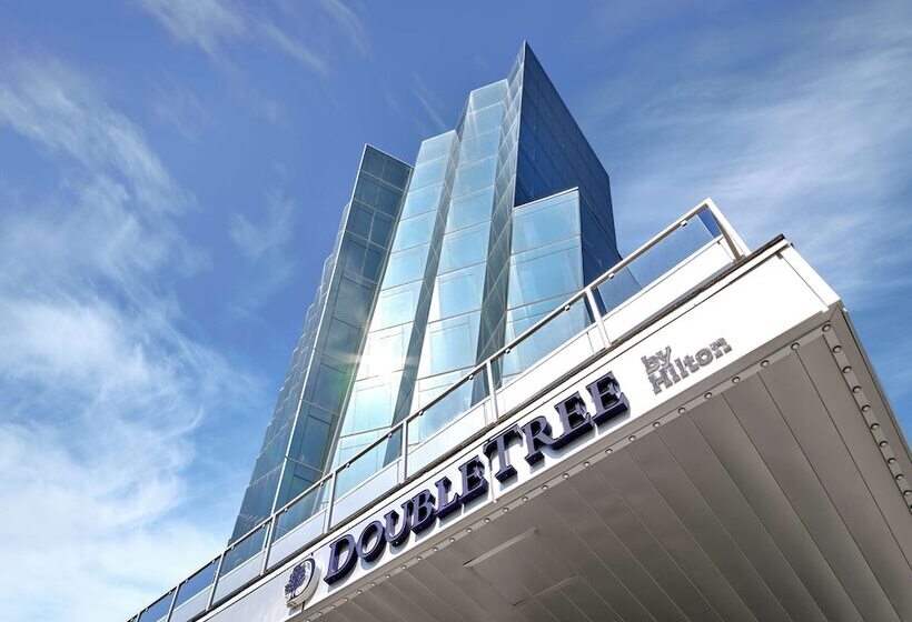 בית מלון כפרי Doubletree By Hilton Edmonton Downtown