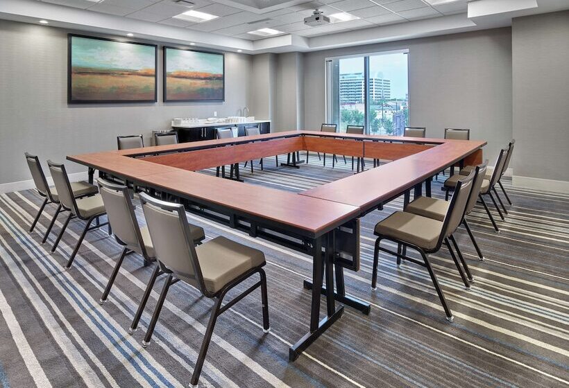 בית מלון כפרי Doubletree By Hilton Edmonton Downtown