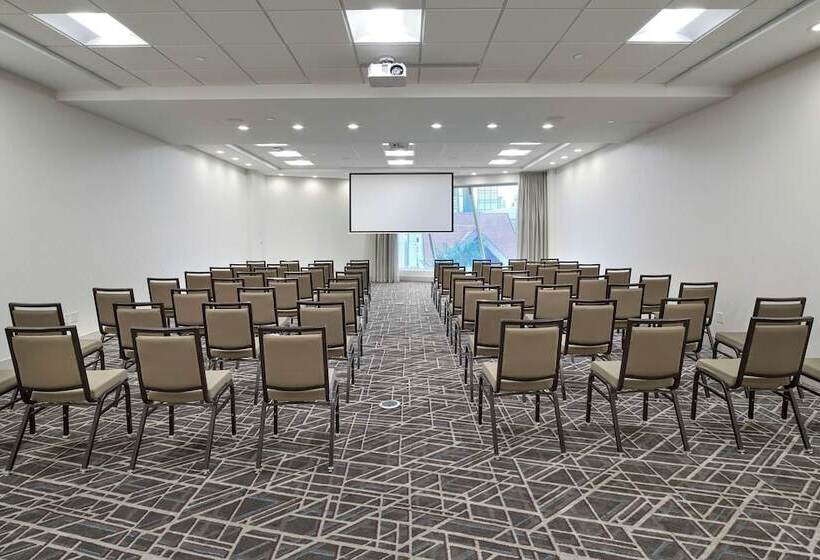 בית מלון כפרי Doubletree By Hilton Edmonton Downtown