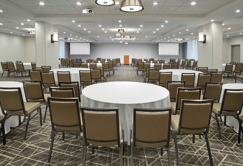 בית מלון כפרי Doubletree By Hilton Edmonton Downtown