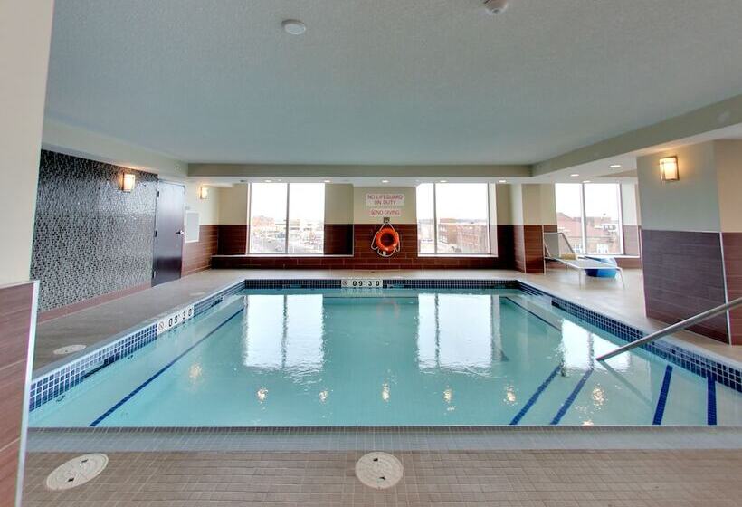 בית מלון כפרי Doubletree By Hilton Edmonton Downtown