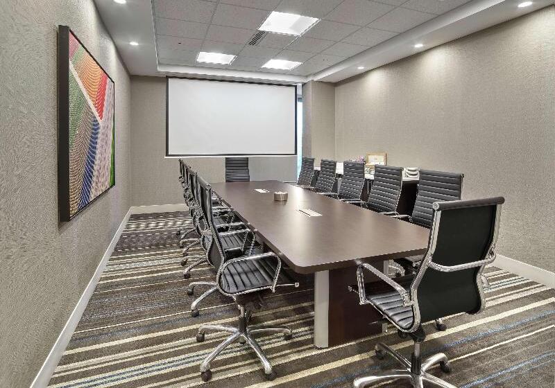בית מלון כפרי Doubletree By Hilton Edmonton Downtown