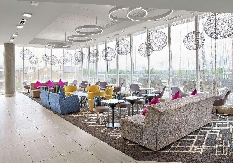 בית מלון כפרי Doubletree By Hilton Edmonton Downtown