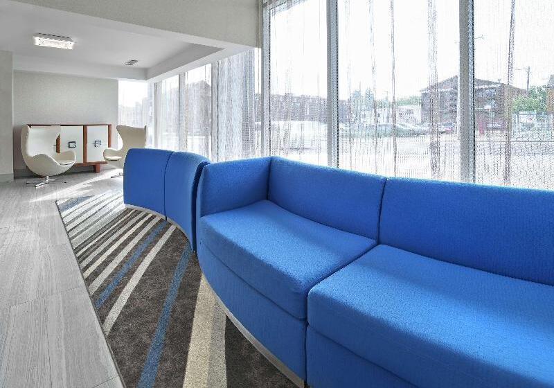 בית מלון כפרי Doubletree By Hilton Edmonton Downtown