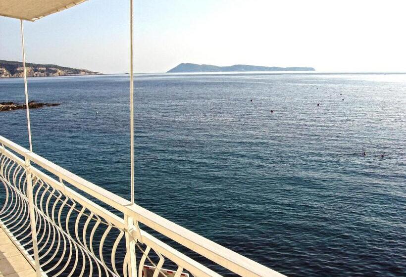 ホテル Apartments And Rooms By The Sea Komiza, Vis   2431