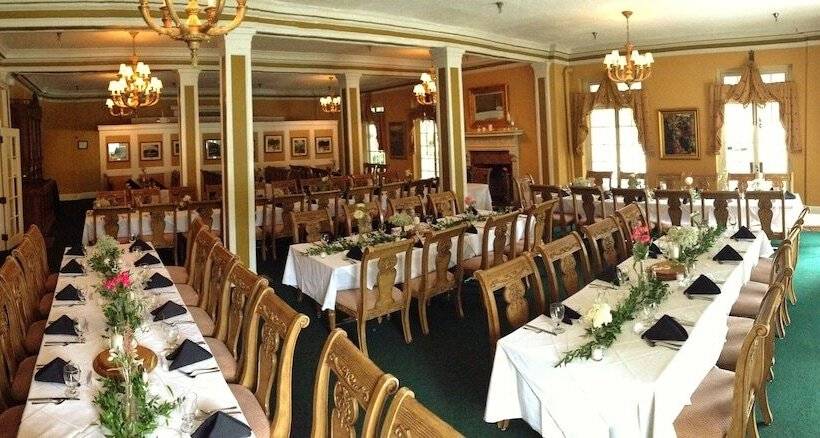 בית מלון כפרי The 1927 Lake Lure Inn & Spa
