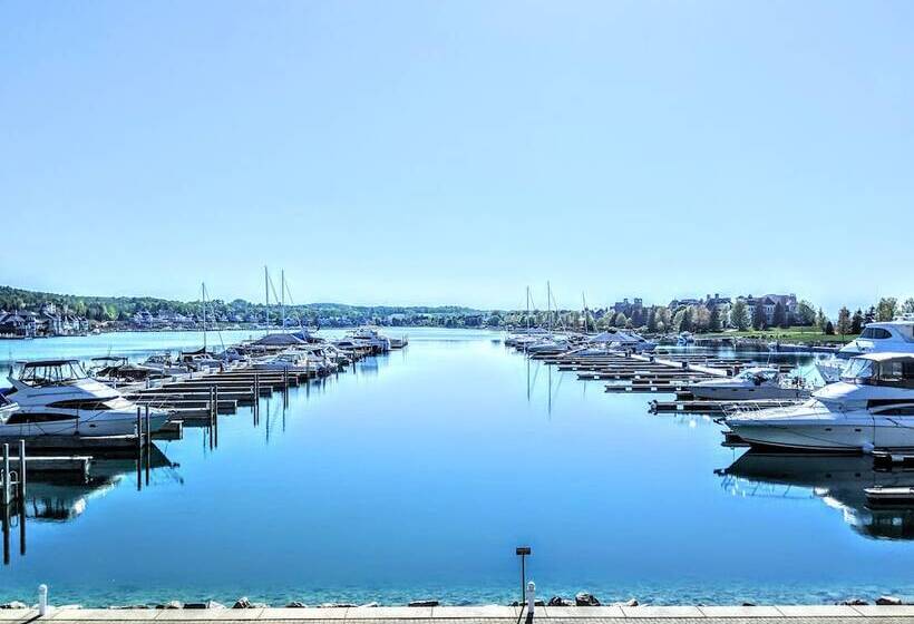 בית מלון כפרי Village Suites Bay Harbor