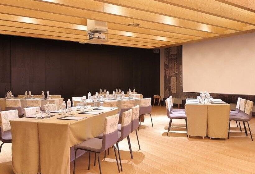 هتل The Place Tainan