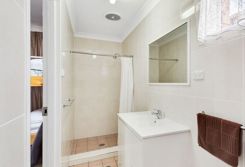 בית מלון כפרי Fossicker Caravan Park