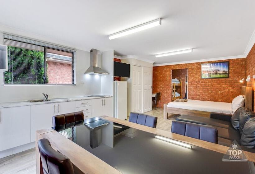 בית מלון כפרי Fossicker Caravan Park