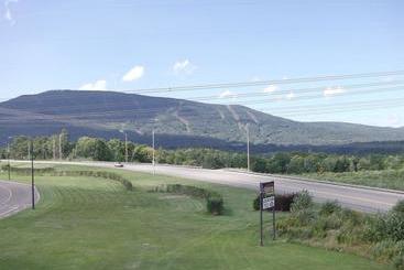 هتل Holiday Villa Resorts   Beaupre Mont Sainte Anne