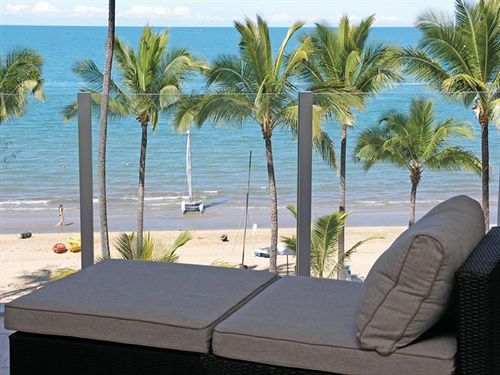 酒店 Island Views Beachfront Apartments