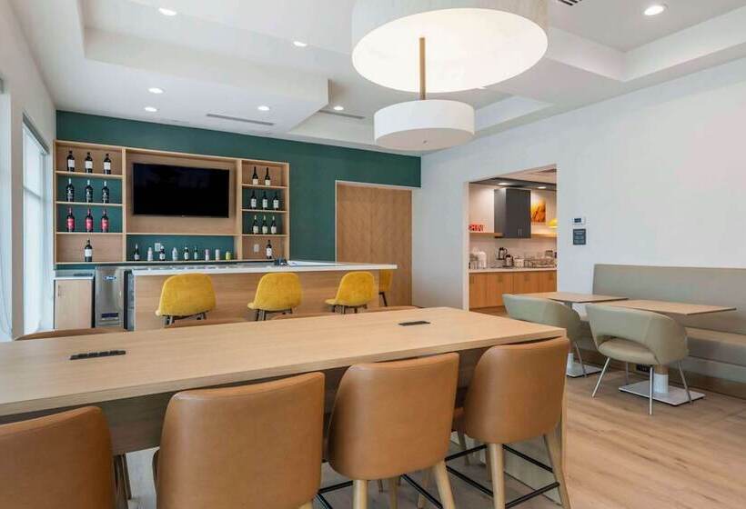 Отель Comfort Suites St Augustine Historic District Area