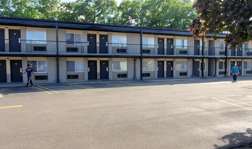 호텔 Travelodge By Wyndham Livonia Canton Novi Detroit Area