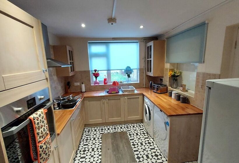 דירת נופש Ravensdale Villa  Ideal For Longer Stays In Kent