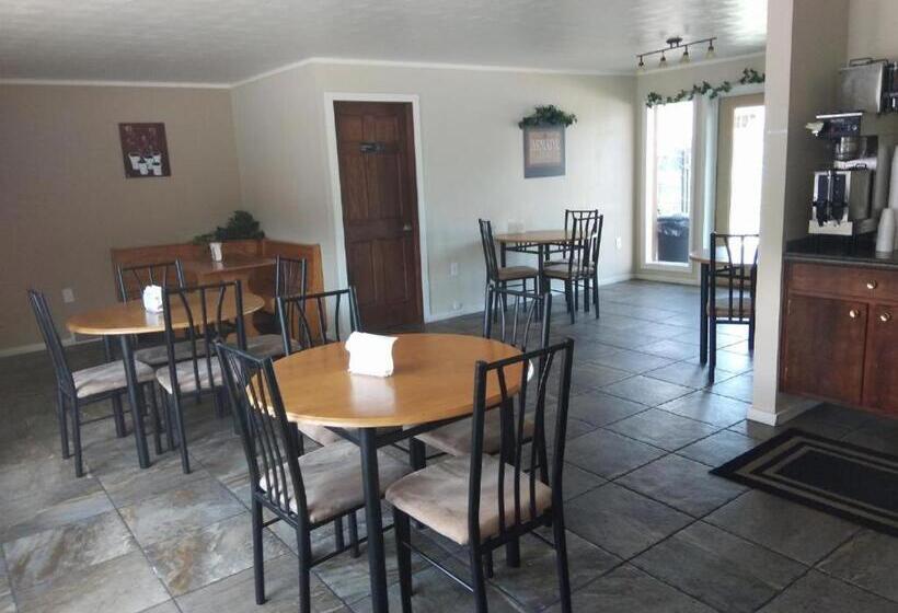 Town House Motel & Pool Near Mt. Rushmore