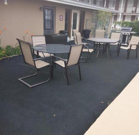 Town House Motel & Pool Near Mt. Rushmore