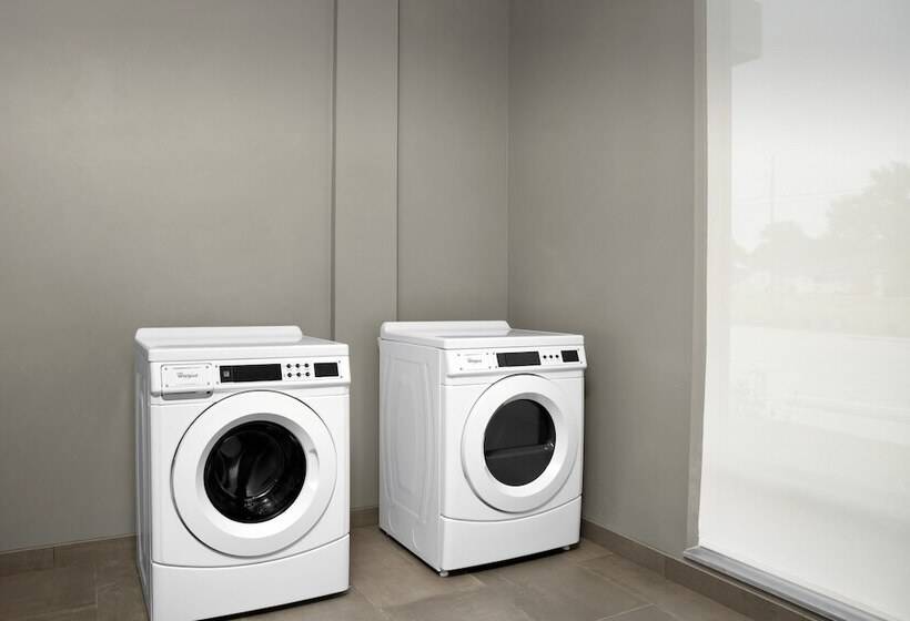 هتل Courtyard By Marriott Northport