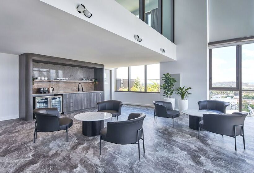 هتل Meriton Suites Canberra