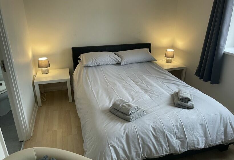 דירת נופש 3 Bed House In Stoke On Trent Free Sky Free Wifi