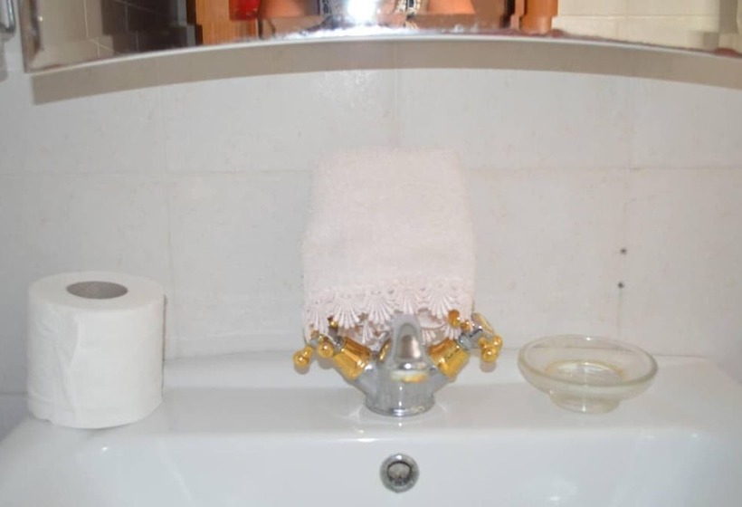 اقامتگاه Immaculate 3 Bed House In