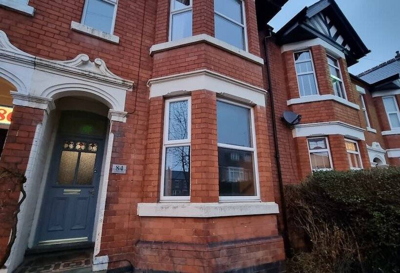 اقامتگاه Spacious 4 Bed House Great Location Coventry