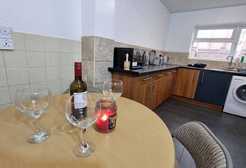 اقامتگاه Spacious 4 Bed House Great Location Coventry