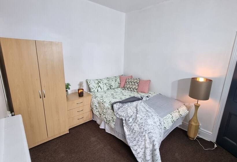 اقامتگاه Spacious 4 Bed House Great Location Coventry