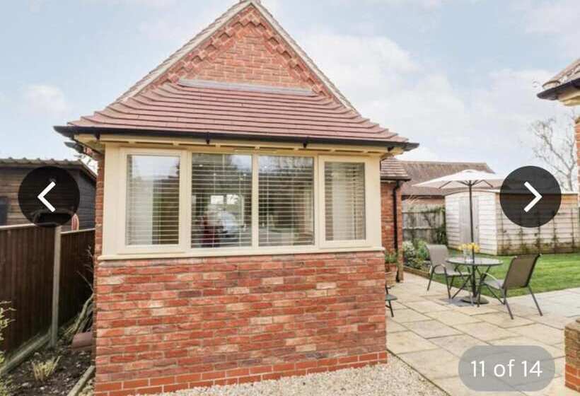 住所  The Lodge At Bredon S Norton