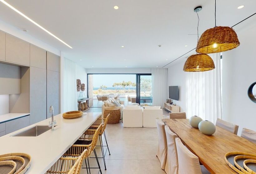 هتل Periyiali Konnos Villas Beach Resort