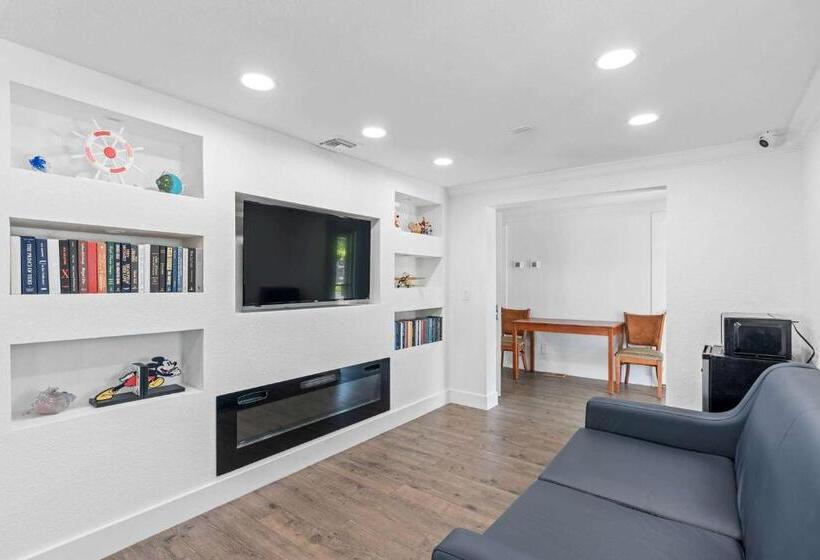 Отель Travelodge By Wyndham Kissimmee/orlando